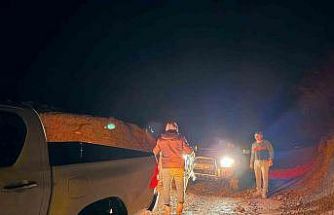 Gercüş’te çamura saplanan aracı Özel İdare ekipleri kurtardı