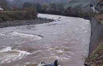 Giresun’da araç dereye uçtu: 2 ölü