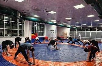 Güreş minderinde güç ve teknik bir arada