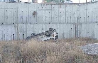 Hafif ticari araç 8 metrelik istinat duvarından sahaya uçtu: 1 ağır yaralı