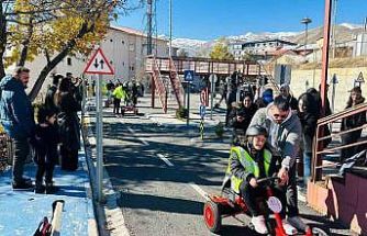Hakkari polisi özel gereksinimli çocukları trafik eğitim parkında ağırladı