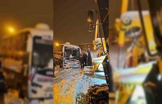 Hakkari’de karda mahsur kalan sporcular ve sağlıkçılar kurtarıldı