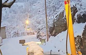 Hakkari’de karla mücadele ekibi gece kar mesaisinde