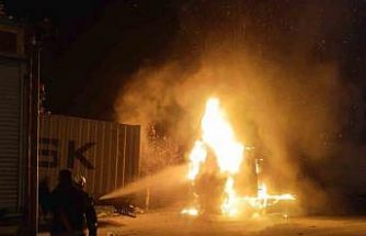 Hatay’da alevlere teslim olan tır kullanılamaz hale geldi