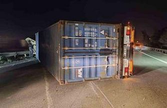 Hatay’da fırtına nedeniyle tırlar devrildi