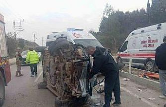 Hatay’da takla atan otomobil yan yattı: 5 yaralı