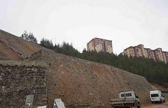 Heyelan sonrası yapılan istinat duvarlarında çatlaklar oluştu