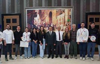 İGÜ öğrencilerinden Uluslararası Gastronomi Festivali’nde altın madalya başarısı