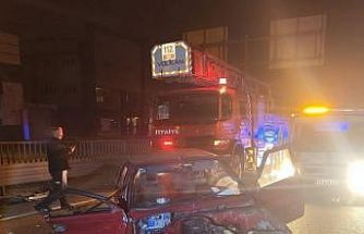 İnegöl’de kontrolden çıkan otomobil bariyerlere çarptı, 1’i ağır 2 kişi yaralandı