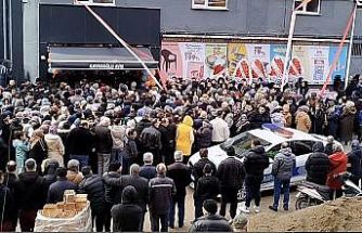 İş yeri açılışında yapılan indirim izdihama sebep oldu