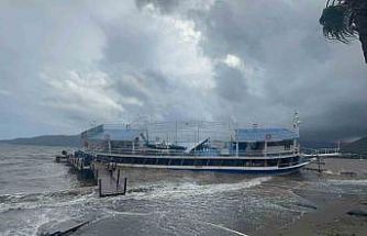 İskeleye çarparak karaya oturan tekne için kurtarma çalışmaları başladı