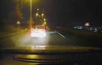Islak yolda makas atan sürücü, kameraya yansıdı