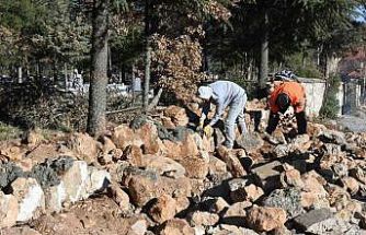 Isparta’da yıkılan mezarlık duvarı yeniden yapıldı