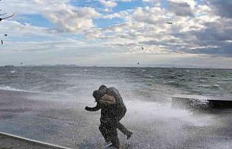 İstanbul’da dev dalgalara aldırış etmeden fotoğraf çekildiler