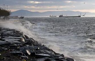 İstanbul’da fırtına etkili oluyor: Dalgalar sahili dövdü