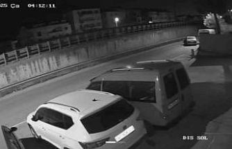 İterek çaldıkları otomobile "kontak" ararken yakalandılar