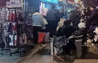 İzmir’de kamp sandalyeli, battaniyeli indirim nöbeti: Çarşı ortasında sabahladılar