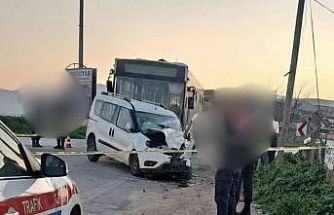 İzmir’de otobüs ile ticari araç çarpıştı: 1 ölü, 2 yaralı