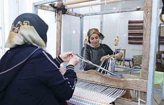 Kadınlar el emeği ve gönül birliğiyle üretiyor