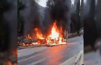 Kafa kafaya çarpışan araçlar çıkan yangında küle döndü