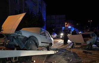 Kafa kafaya çarpışan iki Tofaş otomobil hurdaya döndü: 3 yaralı