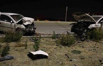 Kafa kafaya çarpışan otomobiller hurdaya döndü: 2 yaralı