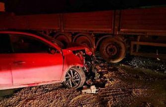 Kağıthane’de makas atan sürücü, park halindeki tıra çarptı: 2 yaralı