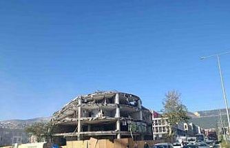 Kahramanmaraş’ta depremde hasar alan iş merkezi yıkıldı
