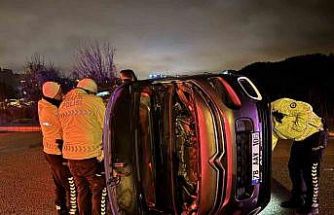 Kaldırıma çarpıp devrildi: 1 yaralı