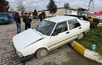 Kamyonet otomobile çarptı: 2 yaralı