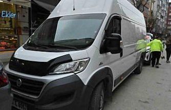 Kamyonet sol şeritte taksiden inen kadının ayağını ezdi