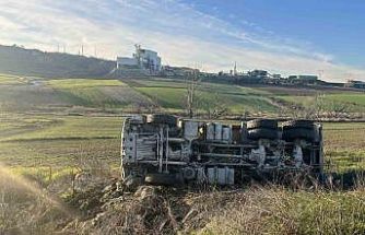 Kamyonun metrelerce sürüklendiği kazadan emniyet kemeri sayesinde yara almadan kurtuldu