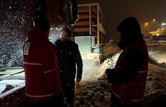 Kar sebebiyle kapanan yolda ekiplerden vatandaşlara sıcak içecek ikramı