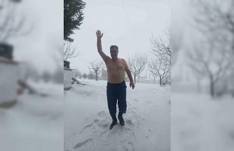 Kar sevinciyle üstsüz dışarı çıktı