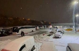 Kar yağışı ve kazalar nedeniyle trafik kapatıldı yolcular otobüslerde sabahladı