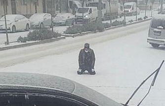 Kar yağışını görünce cadde ortasında secde etti