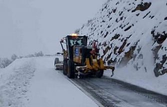 Kar yağışıyla kapanan kırsal mahalle yolları açılıyor