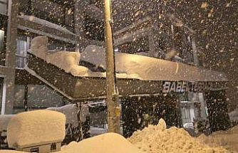 Kar yükünü taşıyamayan site giriş tacında yıkılma tehlikesi