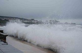 Karadeniz’de fırtına sahili vurdu: Dev dalgalar taşları kıyıya sürükledi