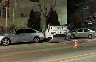 Karaman’da park halindeki araçlara çarpan otomobil ters döndü