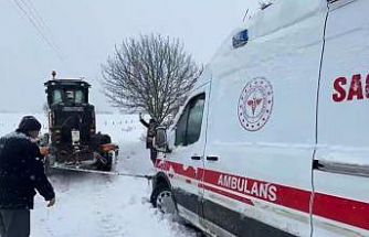 Karda mahsur kalan ambulansı iş makinesiyle çekerek hastaya ulaştırdılar