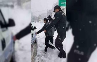 Karda mahsur kalan öğrencilere emniyet ekipleri yetişti