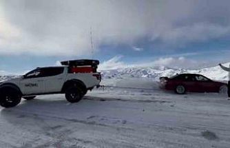 Karda mahsur kalan sürücünün yardımına yetişti