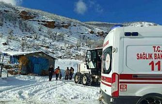 Karla kapanan yollar aşıldı, 2 hasta sağlık ekiplerince hastaneye ulaştırıldı