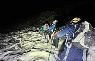 Karla kaplı dağa tırmanıp mahsur kalan 3 arkadaş kurtarıldı