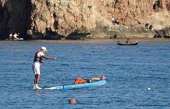 Karlı dağların gölgesinde 20 derecelik sıcak havada deniz keyfi yaptılar