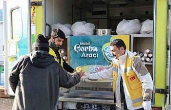 Karlı havada sıcak çorba ikramı