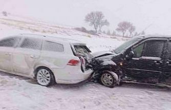 Karlı yolda araçlar çarpıştı: 1 yaralı