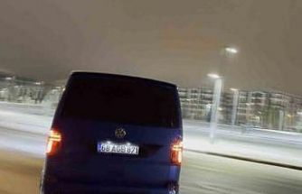 Karlı yolda drift atan sürücülerin tehlikeli anları kamerada