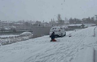 Kars beyaz gelinliğini giydi: Meteoroloji uyarmıştı, kar şehre indi